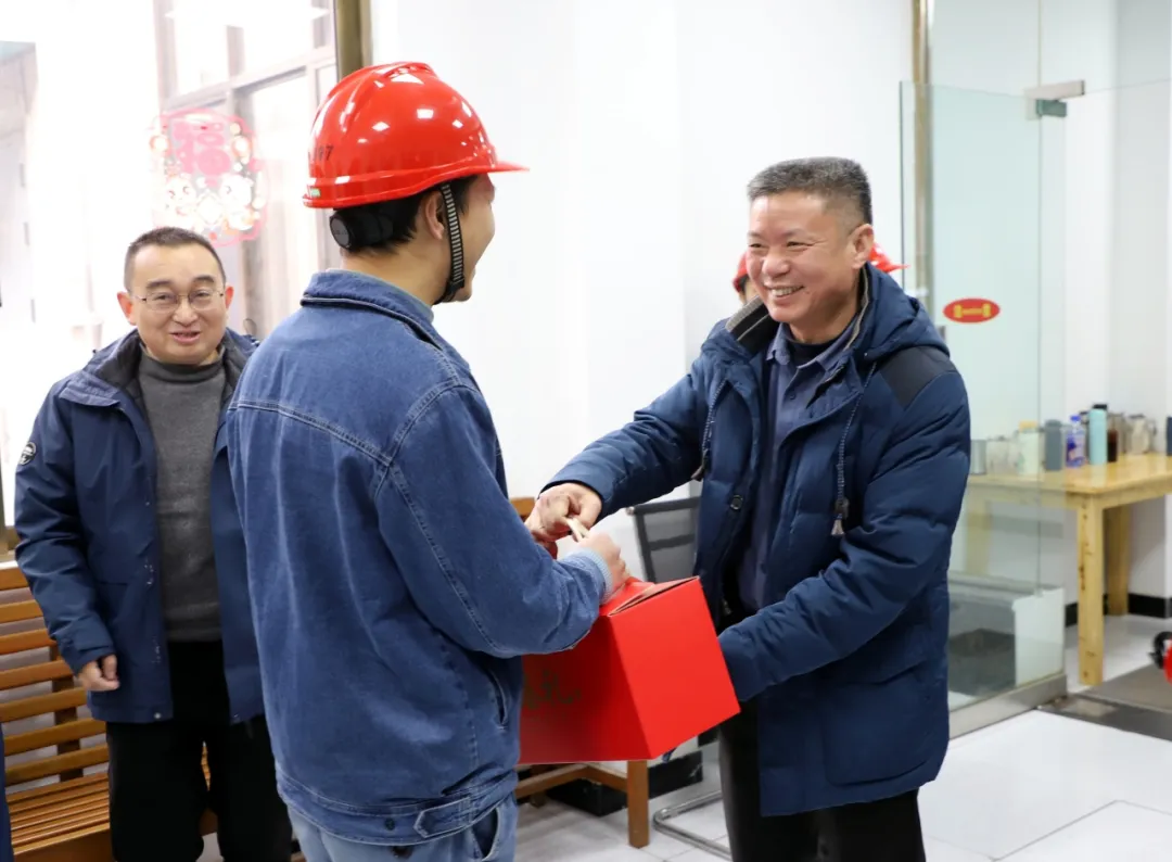 集團領(lǐng)導(dǎo)慰問春節(jié)在崗職工2.png